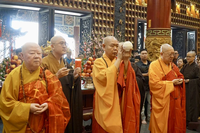 Chư tôn đức dâng thực phẩm cúng Phật - nghi lễ truyền thống của Phật giáo Hoa tông