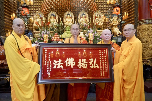 Ban Đại diện Phật giáo người Hoa tặng khánh vàng đến Hòa thượng Thích Huệ Công Ban Đại diện Phật giáo người Hoa tặng khánh vàng đến Hòa thượng Thích Huệ Công