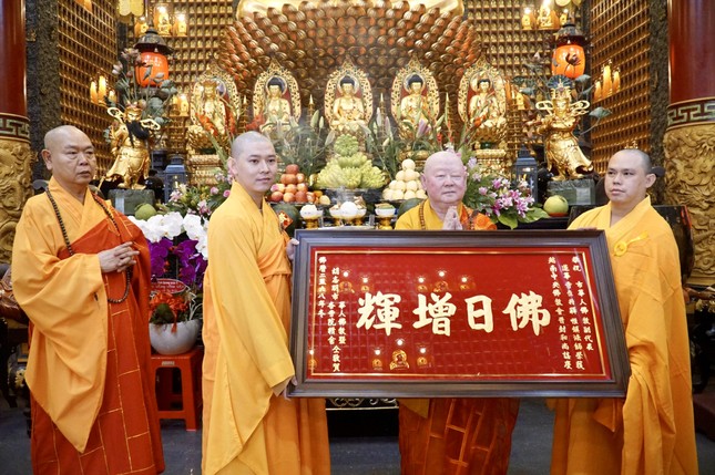 Ban Đại diện Phật giáo người Hoa tặng khánh vàng đến Hòa thượng Thích Duy Trấn Ban Đại diện Phật giáo người Hoa tặng khánh vàng đến Hòa thượng Thích Duy Trấn