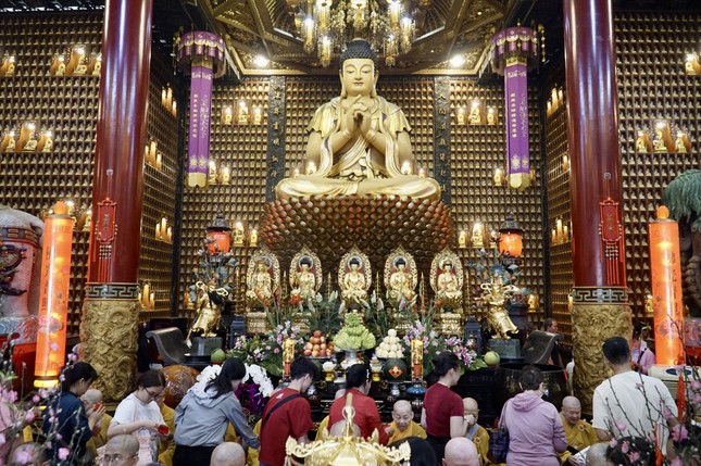 Phật tử tề tựu chùa Vạn Phật tham dự ngày truyền thống của Phật giáo người Hoa Phật tử tề tựu chùa Vạn Phật tham dự ngày truyền thống của Phật giáo người Hoa