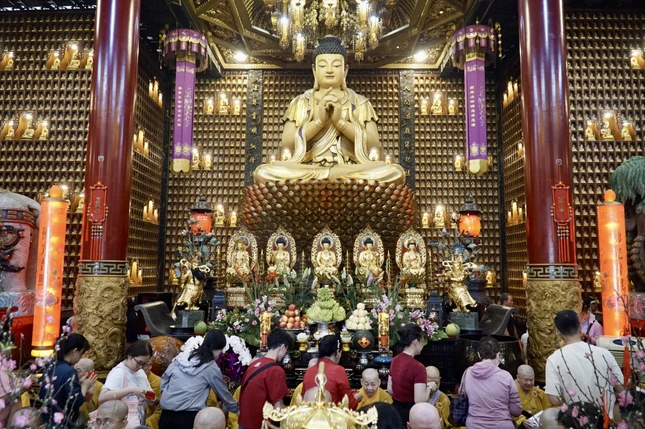 Phật tử tề tựu chùa Vạn Phật tham dự ngày truyền thống của Phật giáo người Hoa