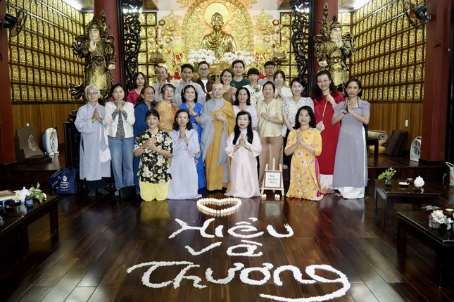 Được biết, mùng 3 Tết là ngày truyền thống phổ trà của chùa Long Phước. Nhiều bạn trẻ sắp xếp trở về chùa, kết nối pháp lữ và cũng là trở về ngôi nhà tâm linh, nuôi dưỡng mình trong ngày đầu năm mới