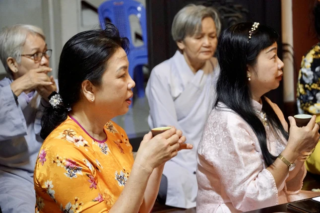 Chén trà vì thế trở nên thanh ngọt, đậm đà hương vị hạnh phúc