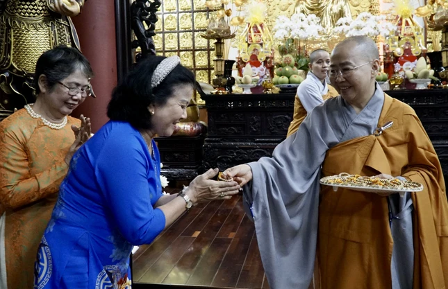 Lộc đầu năm mới từ Ni sư trụ trì chùa Long Phước. Chuỗi hạt nhắc nhở Phật tử tu học, cũng là lời chúc tròn đầy đến Phật tử đang kiến tạo hạnh phúc, tìm kiếm bình an