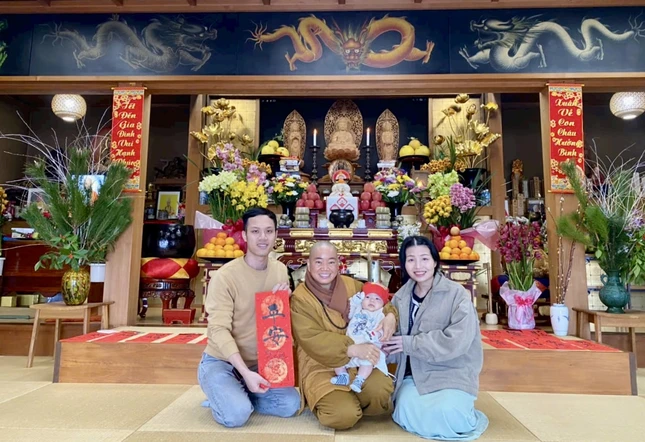 Gia đình Phật tử đưa con về chùa đón Tết