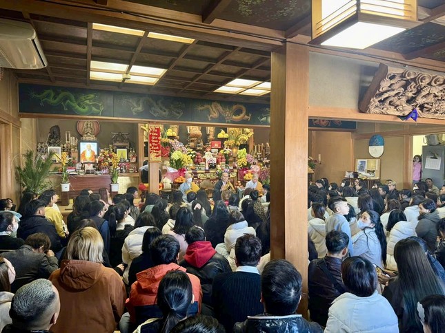 Chùa là mái ấm của người Việt Nam, nhất là những người đang tha hương cầu thực ở nơi xứ người. Tết Ất Tỵ - 2025, nhiều du học sinh và Phật tử không ngại di chuyển hơn 120 km để về chùa Đại Ân vui xuân, họp mặt, tu tập vào đầu năm mới