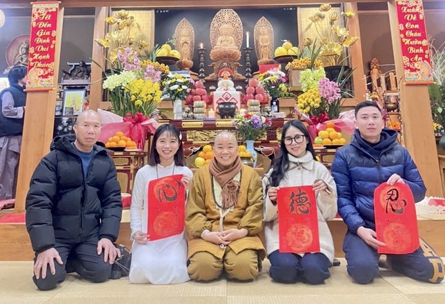 Về chùa đón Tết giúp bà con phần nào vơi đi nỗi nhớ nhà, vừa giữ gìn nét đẹp truyền thống của dân tộc Việt Nam ở xứ người