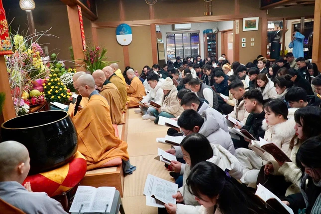 Hàng nghìn Phật tử cùng tụng kinh Dược Sư, cầu nguyện bình an cho bản thân, gia đình và cộng đồng người Việt đang học tập, mưu sinh tại Nhật Bản