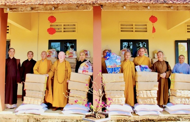 Hòa thượng Thích Duy Trấn trao tặng những phần quà đầu năm gồm gạo, bún khô, các nhu yếu phẩm và tiền mặt, mỗi phần trị giá 4 triệu đồng (mỗi nơi đến thăm)