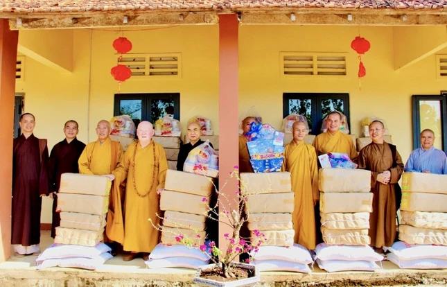 Hòa thượng Thích Duy Trấn trao tặng những phần quà đầu năm gồm gạo, bún khô, các nhu yếu phẩm và tiền mặt, mỗi phần trị giá 4 triệu đồng (mỗi nơi đến thăm) Hòa thượng Thích Duy Trấn trao tặng những phần quà đầu năm gồm gạo, bún khô, các nhu yếu phẩm và tiền mặt, mỗi phần trị giá 4 triệu đồng (mỗi nơi đến thăm)