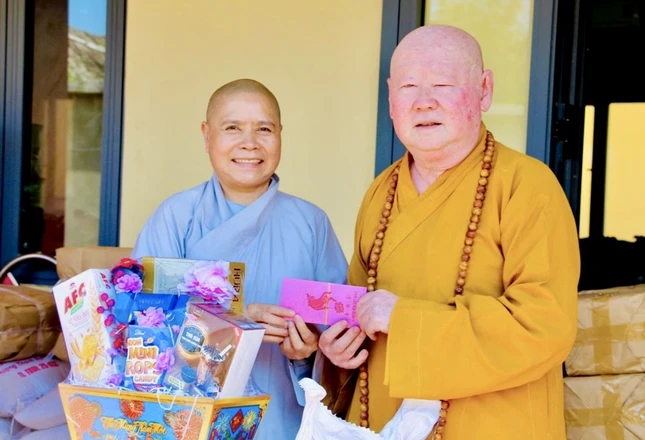 Lì xì, chúc Tết đến Ni sư Thích nữ Như Hiền Lì xì, chúc Tết đến Ni sư Thích nữ Như Hiền