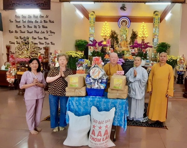 Hòa thượng cùng thành viên đoàn trực tiếp thăm, chúc Tết, động viên và sách tấn tu sĩ vùng sâu, vùng xa. Tổng chuyến thăm đầu năm trị giá 105 triệu đồng