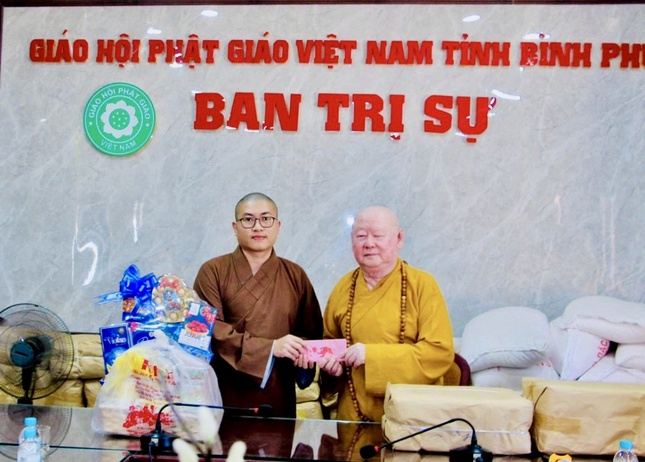 Sách tấn tu sĩ trẻ