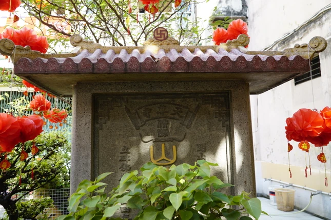 Biển hiệu chùa Thiên Tôn