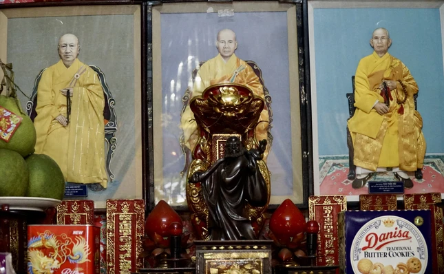 Bàn thờ các vị Hòa thượng có công với đất nước tại chùa Thiên Tôn