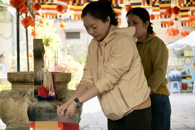 Nhang trầm nghi ngút các ngày xuân tại chùa Thiên Tôn. Người dân và Phật tử thường xuyên đến dâng hương, lễ bái