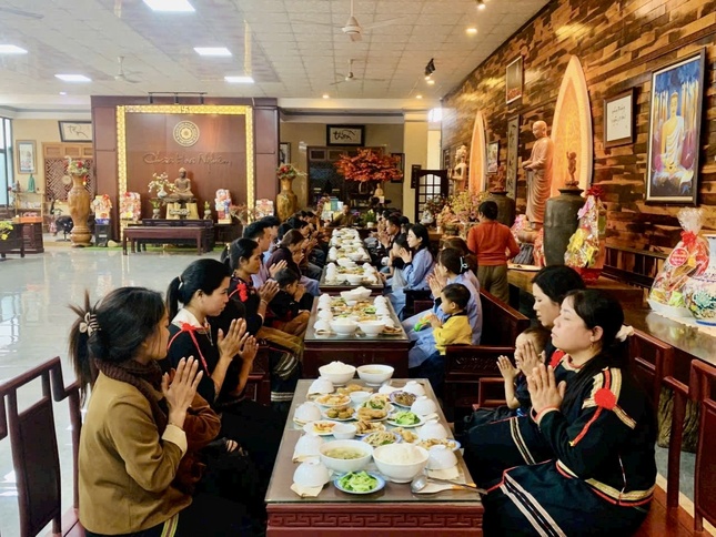 Cùng dùng cơm chay trong chánh niệm tại chùa