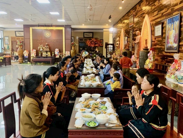 Cùng dùng cơm chay trong chánh niệm tại chùa