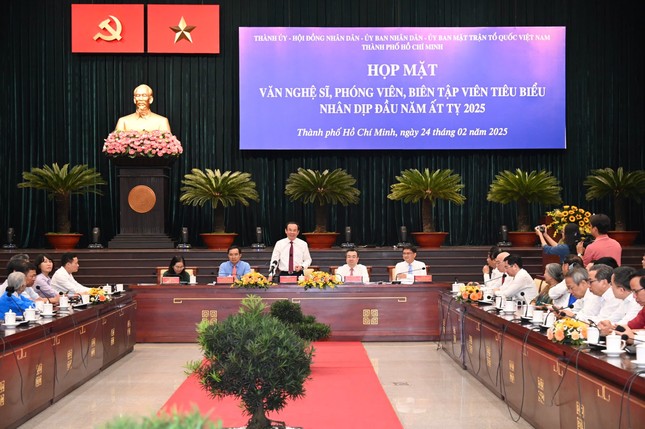 Bí thư Thành ủy Nguyễn Văn Nên; Phó Bí thư Thường trực Thành ủy Nguyễn Thanh Nghị; Chủ tịch HĐND TP.HCM Nguyễn Thị Lệ; Chủ tịch UBND TP.HCM Nguyễn Văn Được và Trưởng ban Tuyên giáo và Dân vận Nguyễn Mạnh Cường chủ trì buổi gặp mặt