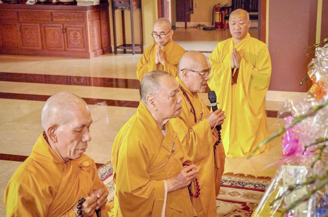 Chư tôn đức thắp hương tưởng niệm và đảnh lễ trước hương án Hòa thượng Thích Huệ Hưng Chư tôn đức thắp hương tưởng niệm và đảnh lễ trước hương án Hòa thượng Thích Huệ Hưng