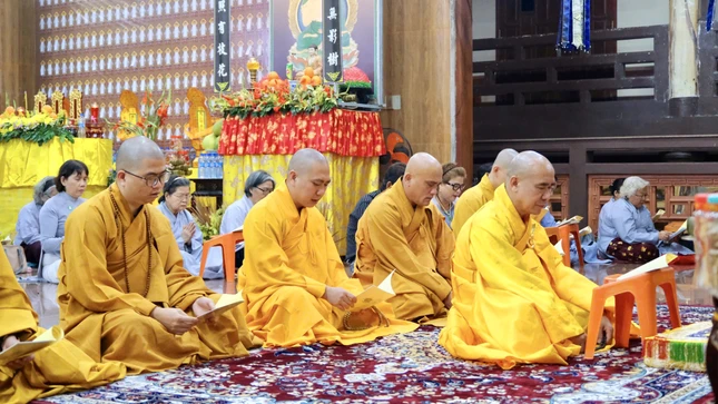 Môn đồ pháp quyến đồng tụng thời kinh Di giáo trong khóa lễ cầu nguyện Môn đồ pháp quyến đồng tụng thời kinh Di giáo trong khóa lễ cầu nguyện