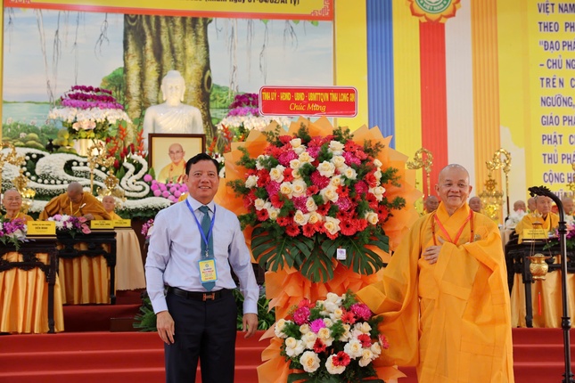 Ông Phạm Tấn Hòa, Phó Chủ tịch Ủy ban Nhân dân tỉnh Long An chúc mừng khai mạc Đại giới đàn