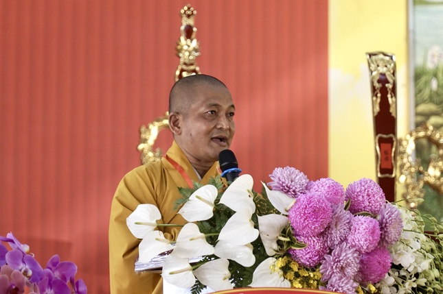 Đại đức Thích Lệ Duyên báo cáo công tác tổ chức Đại Giới đàn Đạt Pháp