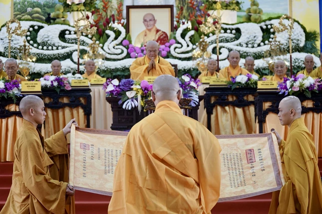 Đại diện Ban Kiến đàn cung an chức sự Hội đồng Thập sư Tăng