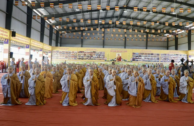 358 giới tử thành kính, lắng lòng nghe ý nghĩa Đại giới đàn Đạt Pháp từ Hòa thượng Trưởng ban Tổ chức