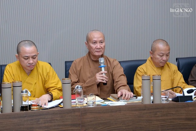 Thượng tọa Thích Phước Nghiêm phát biểu ý kiến