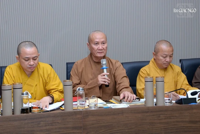 Thượng tọa Thích Phước Nghiêm phát biểu ý kiến