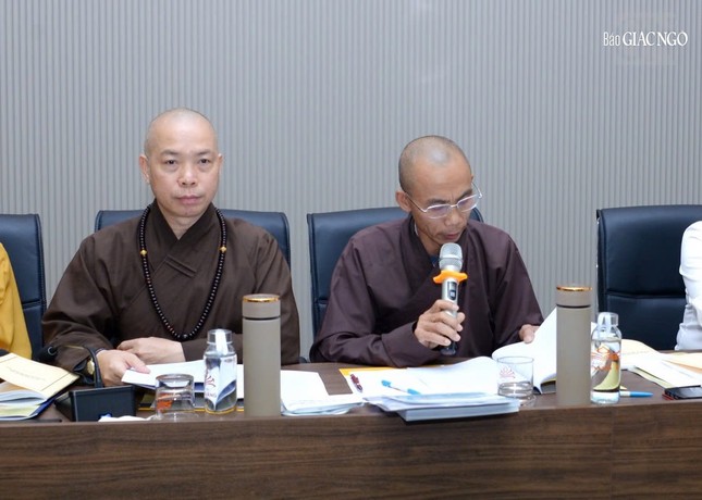 Chư tôn đức thành viên Ban Điều phối tình nguyện viên phát biểu ý kiến xây dựng, thống nhất phương thức điều phối tình nguyện viên