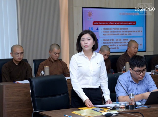 Bà Đỗ Thị Kim Hoa báo cáo kế hoạch tuyển chọn và tập huấn tình nguyện viên