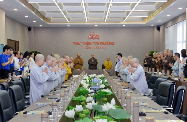 Chư tôn đức trong nghi thức niệm Phật cầu gia bị trước buổi họp