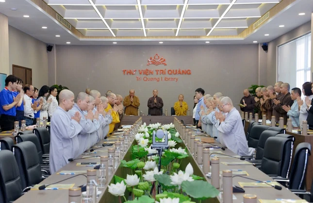 Chư tôn đức trong nghi thức niệm Phật cầu gia bị trước buổi họp