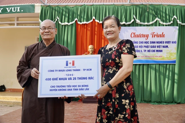 Cô Trần Thị Xinh, Hiệu trưởng Trường Tiểu học Ea Bông bày tỏ: "Đây là món quà vô cùng lớn và hết sức ý nghĩa, là nguồn động viên, khích lệ đối với nhà trường cũng như các em học sinh"