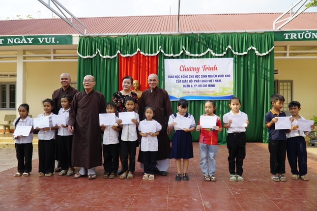 Học bổng tiếp sức em đến trường do Hòa thượng Thích Thiện Nghĩa và Phật tử Như Phú (Minh Nhựa) tài trợ Học bổng tiếp sức em đến trường do Hòa thượng Thích Thiện Nghĩa và Phật tử Như Phú (Minh Nhựa) tài trợ