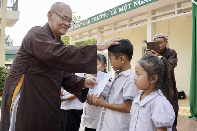 Hòa thượng Thích Thiện Nghĩa ân cần trao những suất học bổng đến các em học sinh Hòa thượng Thích Thiện Nghĩa ân cần trao những suất học bổng đến các em học sinh
