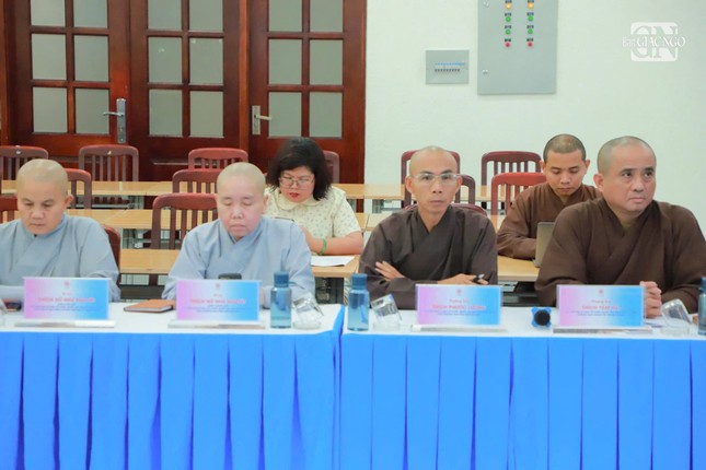 Chư tôn đức tham dự, lắng nghe báo cáo kế hoạch tuyển chọn, điều phối tình nguyện viên Chư tôn đức tham dự, lắng nghe báo cáo kế hoạch tuyển chọn, điều phối tình nguyện viên