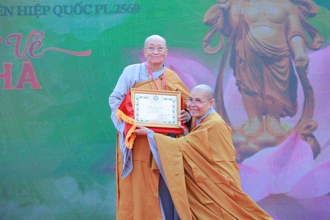 Ni trưởng Thích nữ Như Như trao Bằng công đức đến Ni sư Thích nữ Như Hương, Trưởng Phân ban Ni giới TP.Cần Thơ