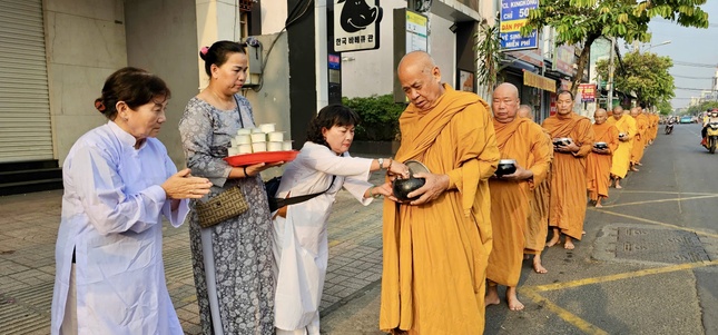 Tăng Ni thiền hành, trì bát khất thực theo truyền thống