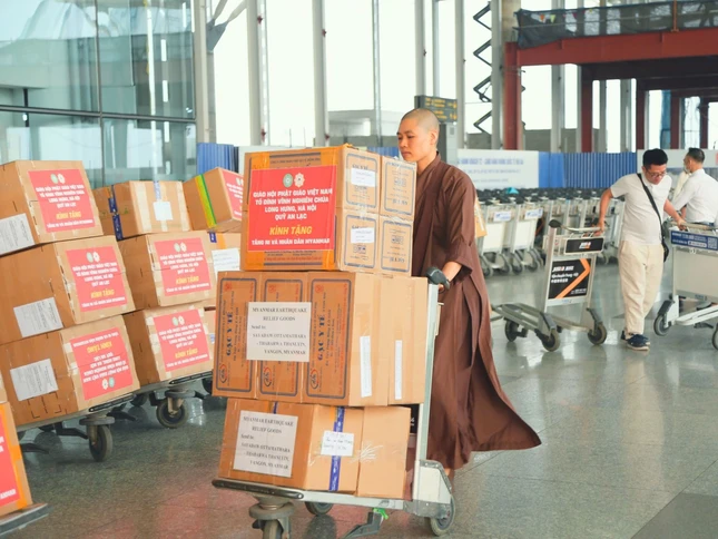 Chư Tăng Ni, Phật tử tổ đình Vĩnh Nghiêm, chùa Long Hưng tất bật vận chuyển các thùng hàng hóa cứu trợ gửi đến Myanmar