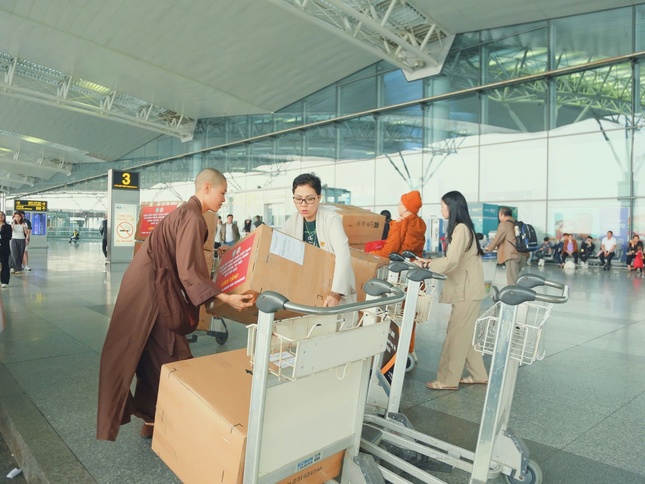 Nâng niu từng thùng quà gửi đến nước bạn