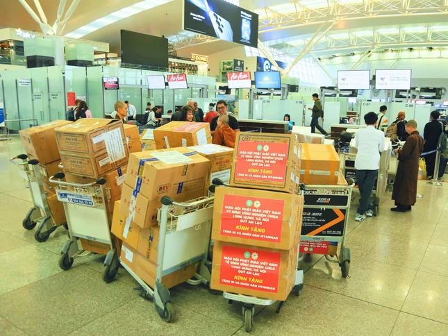 Hàng hóa, thuốc theo danh mục đề nghị từ Myanmar được tổ đình Vĩnh Nghiêm - chùa Long Hưng vận chuyển bằng đường hàng không đến với Myanmar...