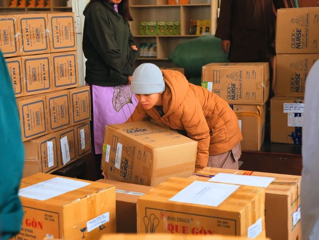 Thực phẩm, thuốc men được đóng thùng cẩn thận