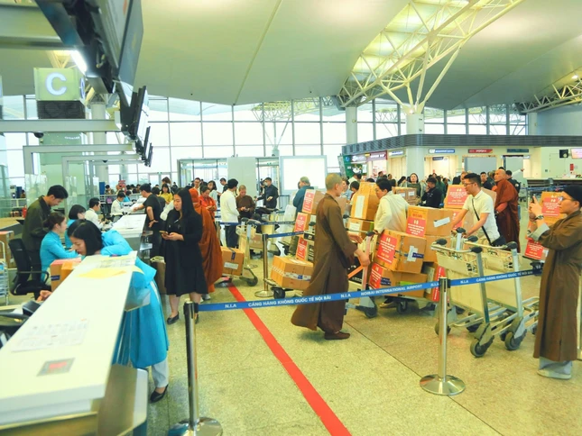 Thực hiện thủ tục an ninh tại sân bay Quốc tế Nội Bài