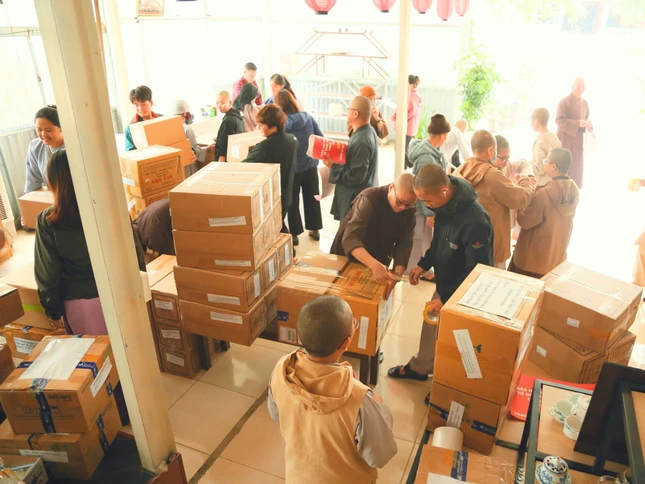 Từng món quà được kiểm kê và đóng gói