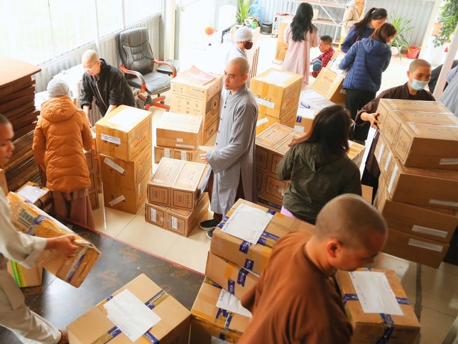 Hàng hóa được đưa ra sân bay, vận chuyển đến Myanmar