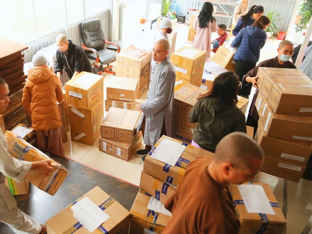 Hàng hóa được đưa ra sân bay, vận chuyển đến Myanmar