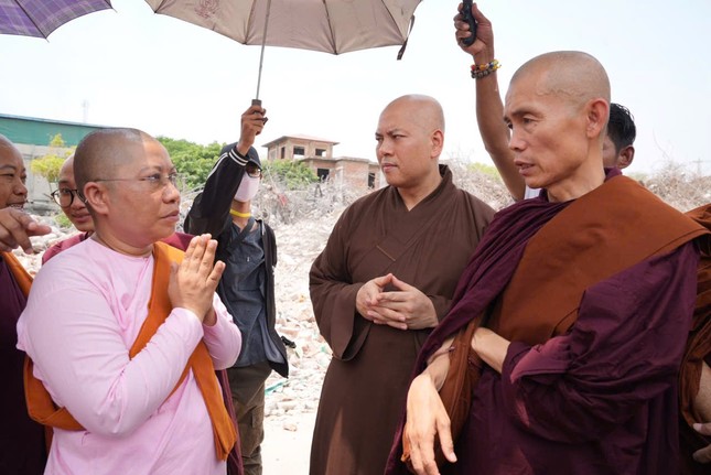 Tại mỗi nơi đến thăm, đoàn đều có lời thăm hỏi, sẻ chia và cầu nguyện cho cuộc sống của người dân nơi đây sớm ổn định trở lại